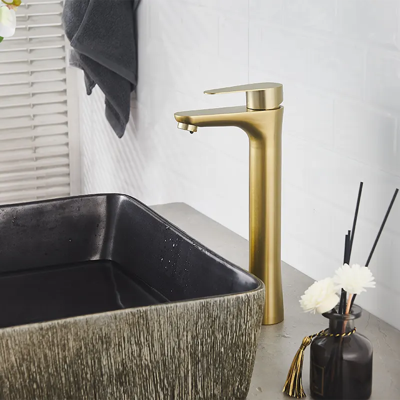 Gebürstetes goldenes Badezimmerhahn